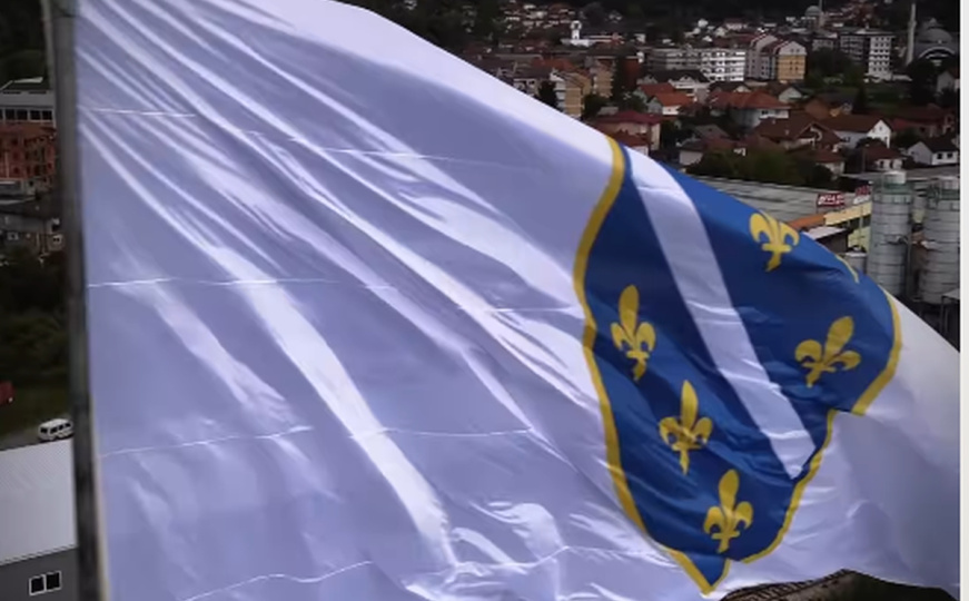 Naježim se svaki put kad prođem kraj nje: Na ulazu u Maglaj osvanula velika zastava s ljiljanima