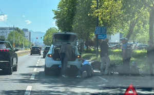 Saobraćajna nesreća kod RTV doma u Sarajevu: Građani pružaju pomoć povrijeđenom motociklisti