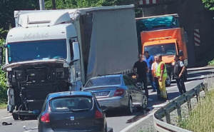 Sudar kamiona i automobila kod Živinica: Povrijeđene dvije osobe