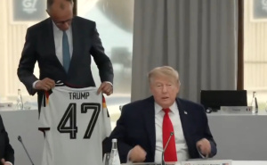 Merz poklonio njemački dres Trumpu: Pogledajte reakciju američkog predsjednika