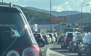 Nesreća u Hadžićima: Sudarila se tri vozila, stvorila se velika gužva