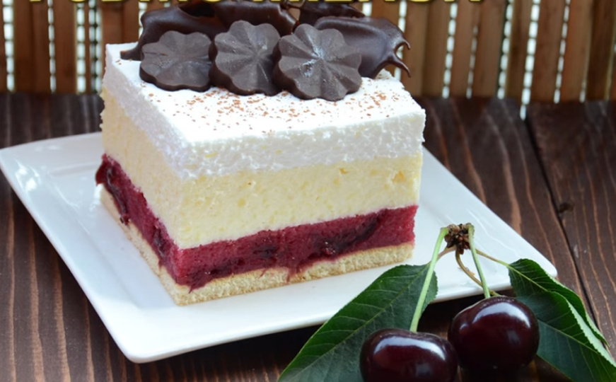 Brza kremasta poslastica gotova za pola sata: Recept za kolač sa višnjama koji se ne peče