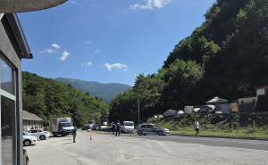 Teška nesreća na M-17: Sudarila se tri vozila, saobraćaj potpuno obustavljen