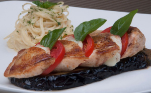 Recept za polizati prste: Mediteranska zapečena piletina s mozzarellom