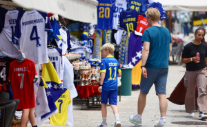 "Plavo-žuta mahala": Navijačka groznica trese glavni grad BiH, prošetajte s nama ulicama Sarajeva