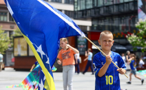 Mališani u dresovima BiH ukrali pažnju prolaznika: Pogledajte najslađu poruku podrške Zmajevima