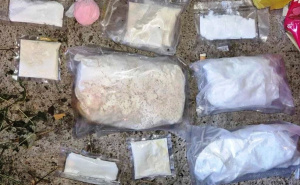Velika policijska akcija u Gračanici: Uhapšena dva lica, oduzeto 1 kg marihuane i 2 kg amfetamina