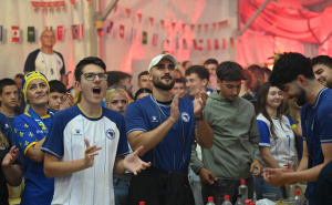 Uzavrela atmosfera, baklje i pjesma: Pogledajte kako je himna BiH dočekana u fan zoni kod Vijećnice