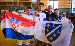 I Hrvatska je proslavila pobjedu Zmajeva: Baklje, pjesma i kupanje u Manduševcu