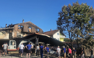 Nakon požara: Prijatelji i sugrađani zajedno čiste imanje porodice Majstorović u Derventi