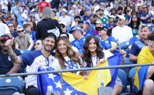Ušao sa zastavom Srbije među navijače BiH. Pogledajte što se dogodilo