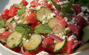 Idealno osvježenje tokom ljetnih dana: Recept za salatu od krastavca i lubenice