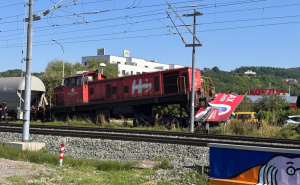 Drama u Zagrebu: Voz iskočio iz šina i završio na jumbo plakatu