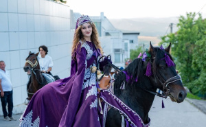 Ponosno čuva tradiciju: Lijepa Emina oduševila učesnike Ajvatovice