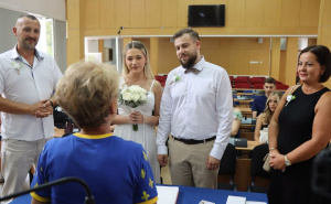 Matičarka u Općini Novo Sarajevo nije odoljela euforiji: U majici s ljiljanima vjenčala mladence
