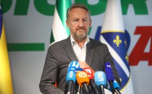 SDA: Pravnim putem ćemo poništiti zakon, ljiljani nikada neće biti zabranjeni