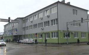 Pritvoren muškarac (40) iz Sanskog Mosta: Nasrnuo na starijeg muškarca i nanio mu teške povrede
