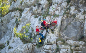 Pogledajte akciju na planini Prenj: 30 spasilaca iz pet službi transportovalo tijelo stradalog