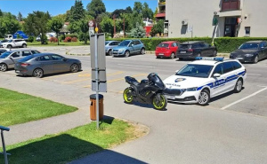 Bez vozačke dozvole pobjegao policajcima na motoru pa parkirao pred stanicu: Kažnjen 550 eura