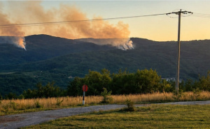 Alarmantno u Drvaru: Požar prijeti da ugrozi 20 kuća, zatražena pomoć helikoptera
