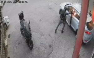 Izraelski policajac u Jerusalemu ubacio bombu u auto, pa pucao na putnike koji su pokušali izaći