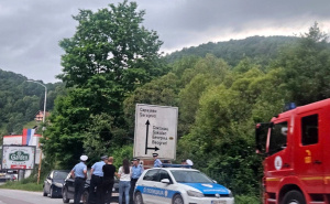Nesvakidašnja situacija na Palama: Policija pregovara sa muškarcem koji odbija da siđe sa drveta