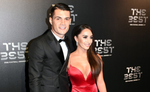 Bračni par Xhaka: Leonita mami uzdahe publike, dok Granit blista na terenu