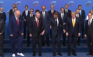 Neočekivan trenutak sa NATO samita postao hit na mrežama: Rutte pokazao Trumpu patike Edija Rame