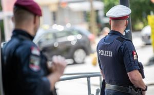 Teška nesreća u Austriji: Automobil s državljanima BiH završio na krovu, intervenisao i helikopter