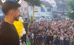 Jelah pripremio spektakularan doček: Zmaj Armin Gigović stigao kući