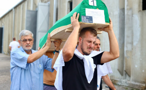 Još deset imena među bijelim nišanima: Tabuti izneseni na Musalu u Potočarima