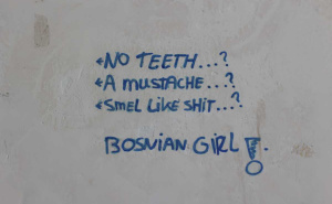 Zidovi srama u Potočarima: Grafiti iz UN-ove baze na koje se i dan danas zgražavaju