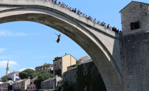 Mostar: Skokom bez aplauza odana počast žrtvama genocida u Srebrenici