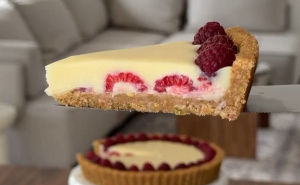 Kremasti desert koji osvaja na prvi zalogaj: Tart s bijelom čokoladom i malinama