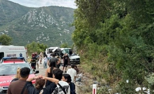 Teška nesreća u Crnoj Gori: Kombi sletio s puta, povrijeđeno deset ljudi