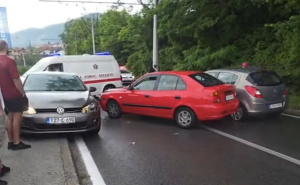Nesreća kod Sarajeva: Sudarila se tri vozila, saobraćaj obustavljen