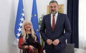 Elmedin Konaković uručio diplomatski pasoš Hanki Paldum: Priznanje za decenije rada
