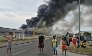 Veliki požar u Hrvatskoj: Plamen doseže 25 metara, čuju se eksplozije