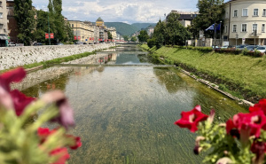 Ljetni prizori Sarajeva: Miljacka, mostovi i boje grada