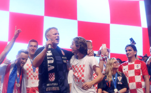 Švedski mediji o Modrićevom zagrljaju s Thompsonom: Junak na terenu, mračna uloga van njega