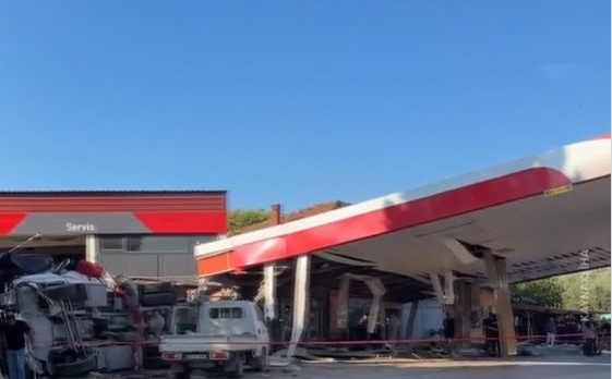 Stravičan sudar u Bursi: Kamionom udario u market na benzinskoj pumpi, ima poginulih
