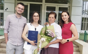 Dirljiva priča iz BiH: Bega Tihak sama odgojila četvero djece, danas ponosno grli troje doktora