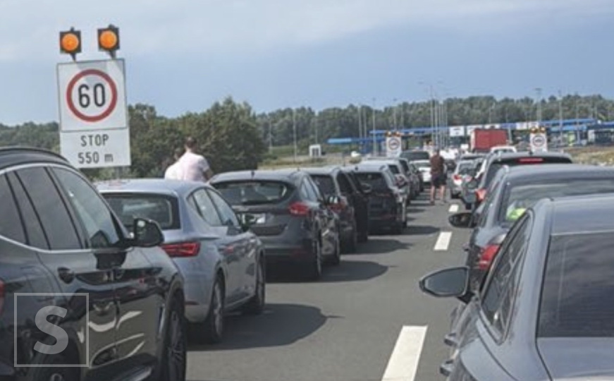 Velika gužva na izlazu iz BiH: Na graničnom prelazu Bosanska Gradiška čekanja dva do tri sata