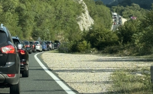Kolaps na M-17: Velike gužve prema jugu, vozači u kolonama čekaju i po 20 minuta