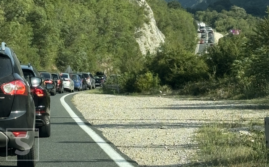 Kolaps na M-17: Velike gužve prema jugu, vozači u kolonama čekaju i po 20 minuta
