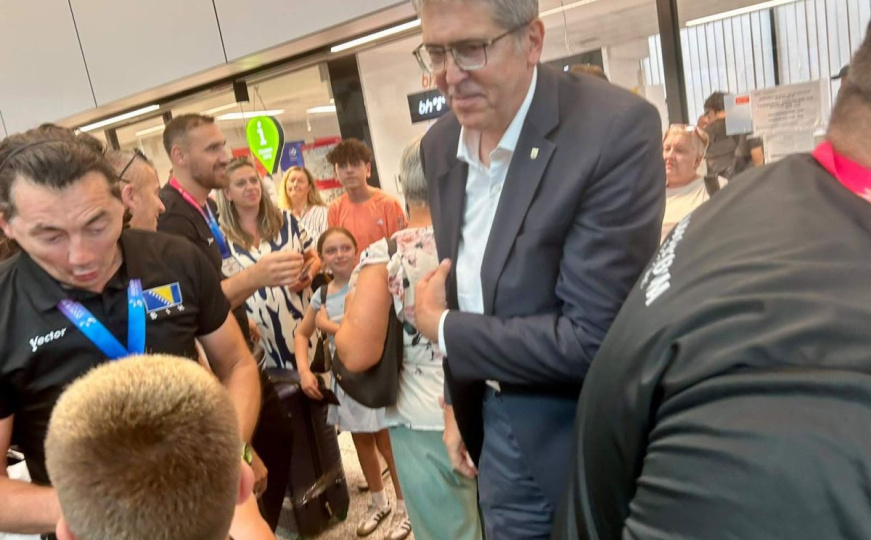Samir Avdić dočekao srebrene odbojkaše na aerodromu: "Vi ste inspiracija cijelom društvu"
