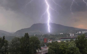 Dramatični prizori iz BiH: Udari groma parali nebo, jedan izazvao i štetu