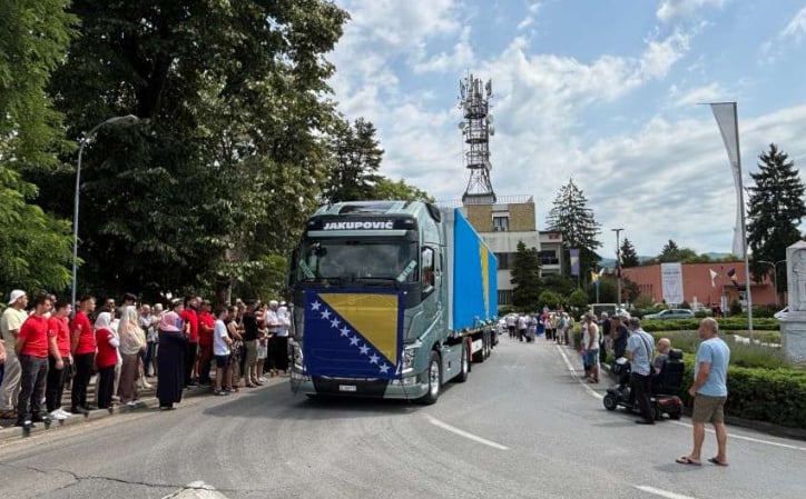 Posmrtni ostaci pet žrtava genocida u Prijedoru ispraćeni iz Sanskog Mosta prema mjestu ukopa