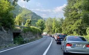 Kilometarske kolone prema moru, nadležni šute: Semafor u Konjicu opet usko grlo