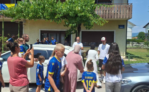 Neviđena euforija u Bugojnu: Svi žele sliku s Kerimom Alajbegovićem